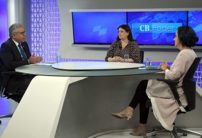 &Agrave;s jornalistas Ana Maria Campos e Adriana Bernardes, o presidente da Seccional da OAB-DF, Paulo Maur&iacute;cio Braz Siqueira, o Poli, fala sobre a crise no BRB -  (crédito:  Marcelo Ferreira/CB/D.A Press) -&Agrave;s jornalistas Ana Maria Campos e Adriana Bernardes, o presidente da Seccional da OAB-DF, Paulo Maur&iacute;cio Braz Siqueira, o Poli, fala sobre a crise no BRB -  (crédito:  Marcelo Ferreira/CB/D.A Press)