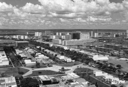 Vista aérea da W3 Sul, em 1970, com o Setor Hoteleiro ao fundo -  (crédito: Arquivo Público do DF)
