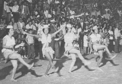   25/02/1967.Cr&eacute;dito: Oswaldo Amorim/O Cruzeiro/EM/D.A Press. Brasil. Bras&iacute;lia - DF. Desfile de Carnaval na avenida W3.       Caption  -  (crédito:  Oswaldo Amorim/O Cruzeiro/EM/D.A)