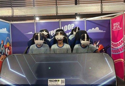 Estudantes do Centro de Ensino Médio Urso Branco se divertem no simulador com óculos de realidade virtual -  (crédito: CB/D.A.Press/Juliana Camile)