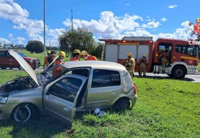 Carro tomba próximo à Vila Planalto -  (crédito: Divulgação / CBMDF) -Carro tomba próximo à Vila Planalto -  (crédito: Divulgação / CBMDF)