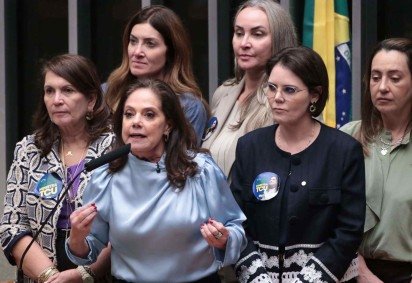 O anúncio da deputada sobre a retirada da candidatura foi realizado em plenário ao lado de outras parlamentares da oposição. -  (crédito: Bruno Spada/Câmara dos Deputados) -O anúncio da deputada sobre a retirada da candidatura foi realizado em plenário ao lado de outras parlamentares da oposição. -  (crédito: Bruno Spada/Câmara dos Deputados)