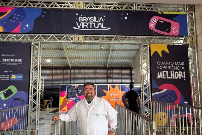 Alex Casañas, professor e jurado do hackathon