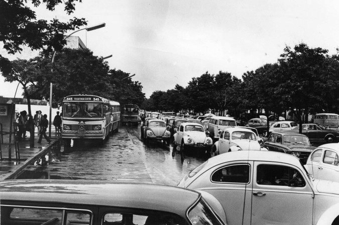  11/10/1972. Cr&eacute;dito: Arquivo CB/D.A Press. Brasil. Bras&iacute;lia - DF. Engarrafamento na W3 Sul. Tr&acirc;nsito anos 1970.       Caption 