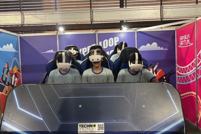Estudantes do Centro de Ensino Médio Urso Branco se divertem no simulador com óculos de realidade virtual -  (crédito: CB/D.A.Press/Juliana Camile)