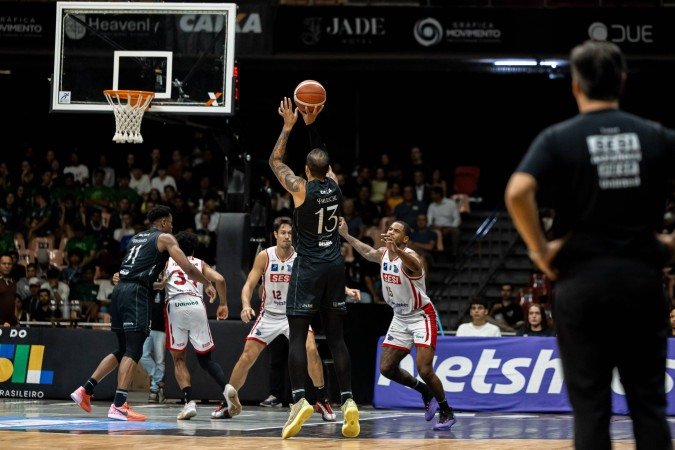 Erros em série no fim do último quarto e na prorrogação custaram caro ao Brasília Basquete no Nilson Nelson - (crédito: Matheus Maranhão / CAIXA Brasília ) Erros em série no fim do último quarto e na prorrogação custaram caro ao Brasília Basquete no Nilson Nelson - (crédito: Matheus Maranhão / CAIXA Brasília )