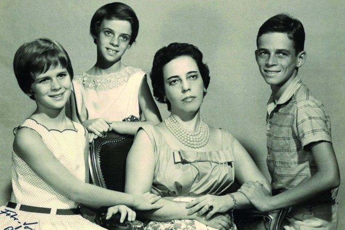 A estilista Zuzu Angel e os três filhos. O menino, Stuart Angel, foi assassinado pela ditadura militar. 