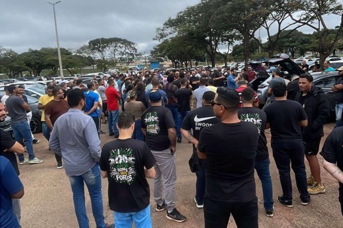 Na capital federal, cerca de 400 pessoas participaram do ato, entre motoristas e entregadores - (crédito: Johnny Breno Fernandes/ Motorista de aplicativo) Na capital federal, cerca de 400 pessoas participaram do ato, entre motoristas e entregadores - (crédito: Johnny Breno Fernandes/ Motorista de aplicativo)