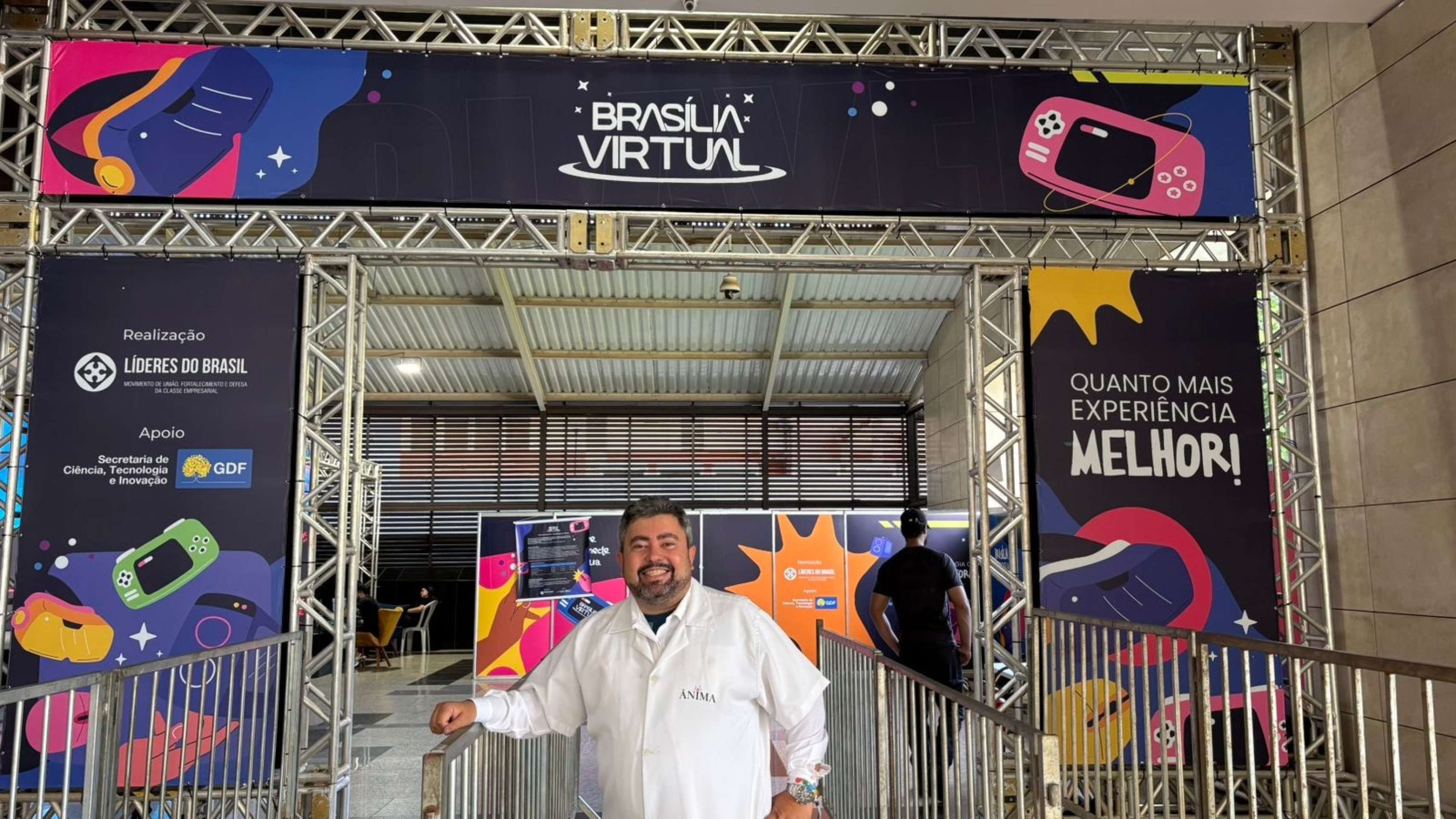 Alex Casa&ntilde;as, professor e jurado do hackathon