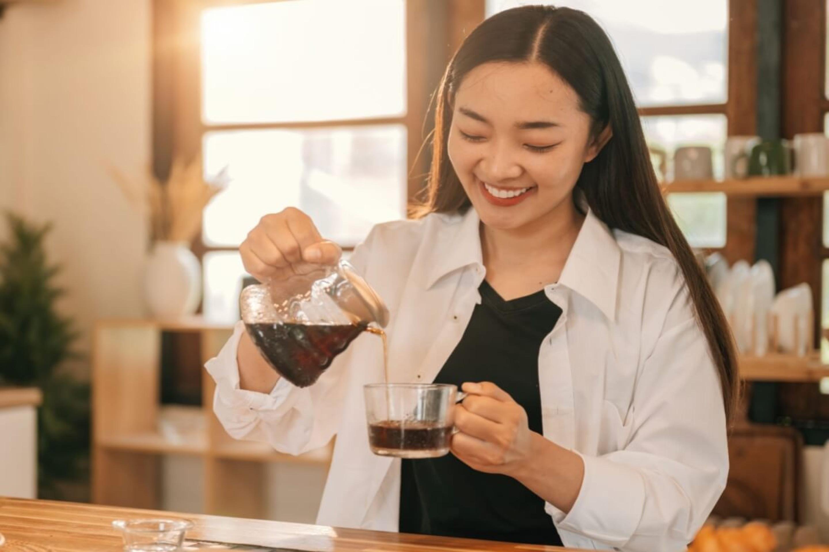 O café, presente na rotina dos brasileiros, é um grande aliado da saúde (Imagem: Pranithan Chorruangsak | Shutterstock) - (crédito: EdiCase) O café, presente na rotina dos brasileiros, é um grande aliado da saúde (Imagem: Pranithan Chorruangsak | Shutterstock) - (crédito: EdiCase)