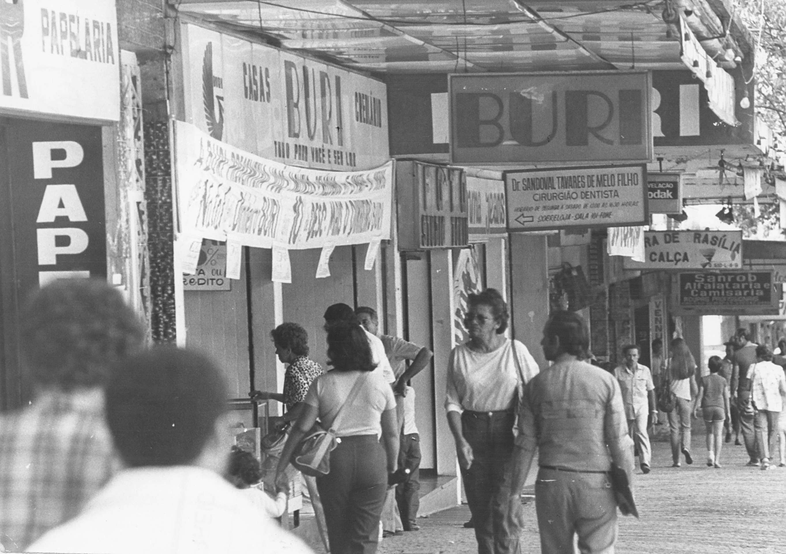 10/12/1984. Cr&eacute;dito: F. Gualberto/CB/D.A Press. Brasil. Bras&iacute;lia - DF. Com&eacute;rcio na  avenida W3 Sul.       Caption 