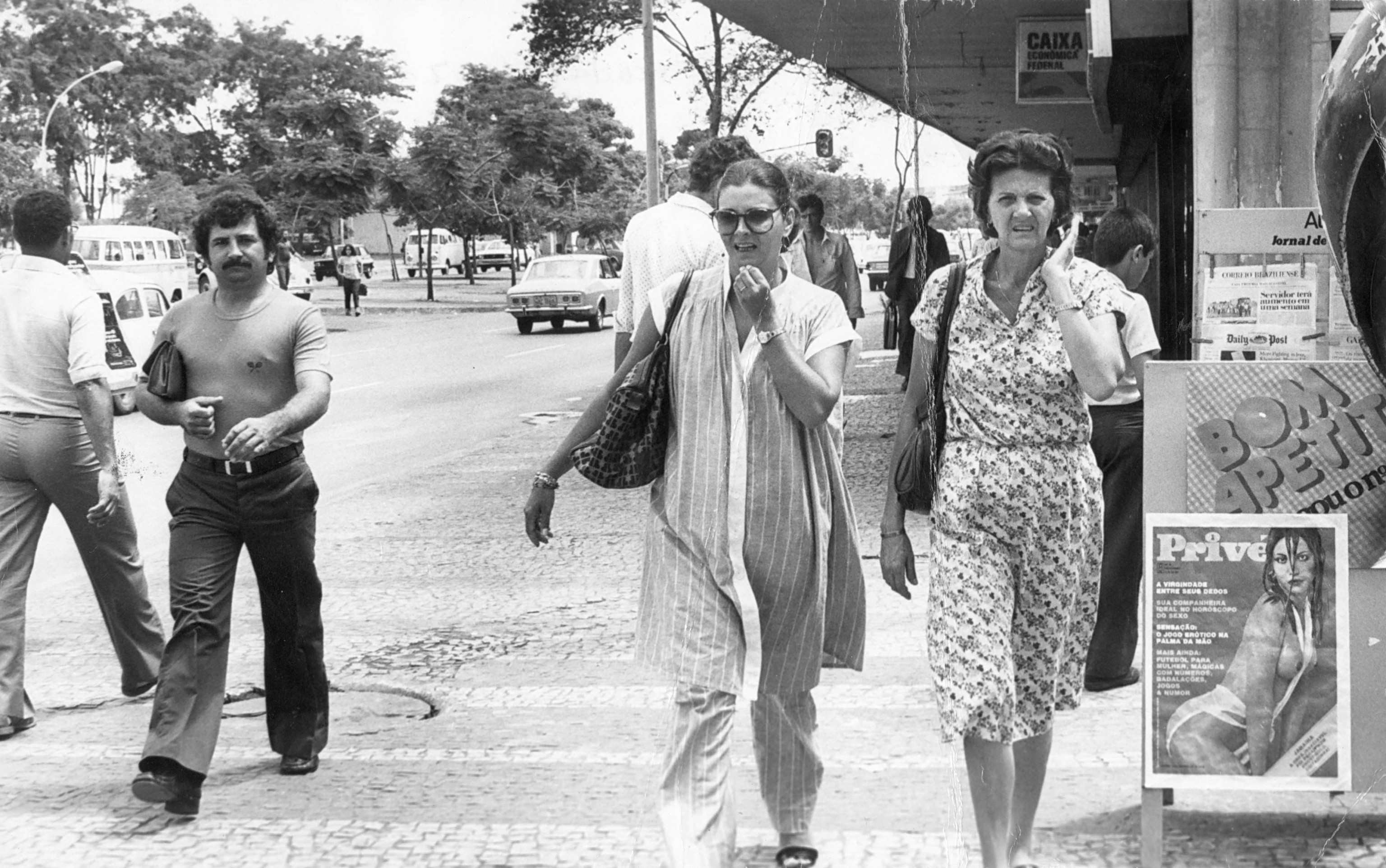  11/12/1979. Cr&eacute;dito: Lourdes Calvo/CB/D.A Press. Brasil. Bras&iacute;lia - DF. Populares transitam no com&eacute;rcio da avenida W3 sul.        Caption 