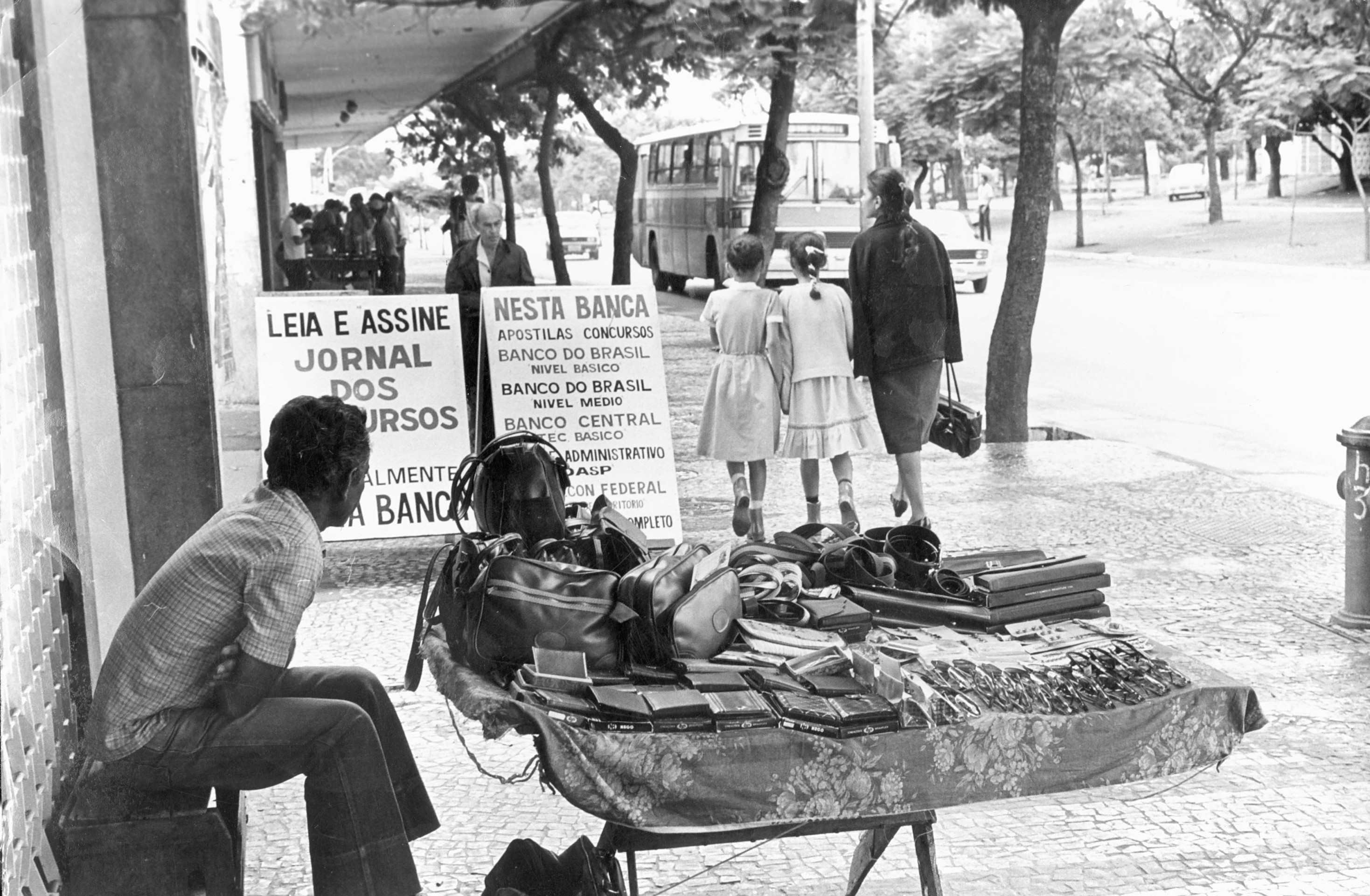  23/12/1982. Cr&eacute;dito: F. Gualberto/CB/D.A Press. Brasil. Bras&iacute;lia - DF. Populares transitam ao lado de camel&ocirc;, no com&eacute;rcio da avenida W3 sul.        Caption 