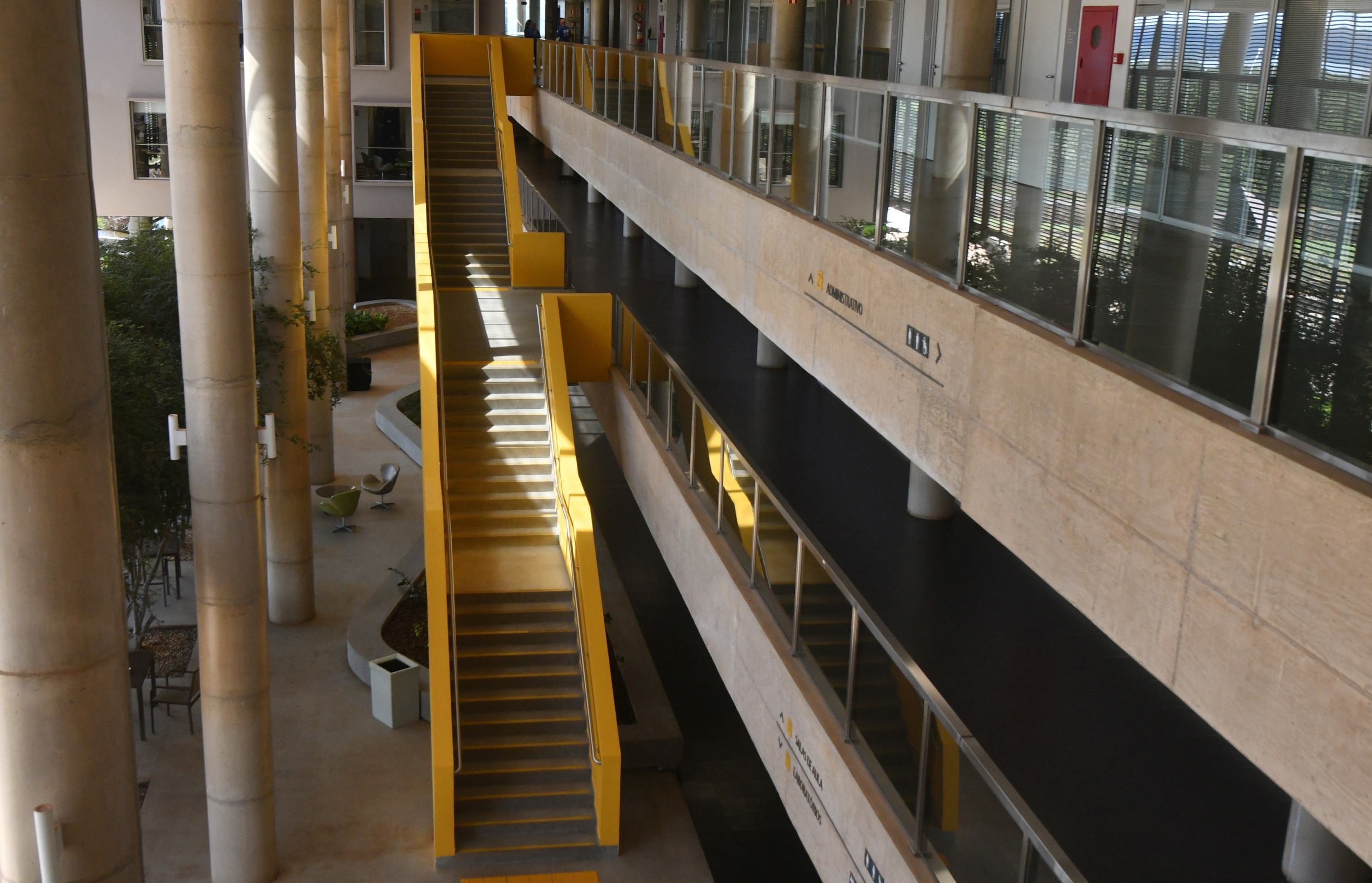  A escada amarela do espa&ccedil;o &eacute; muito popular entre os visitantes