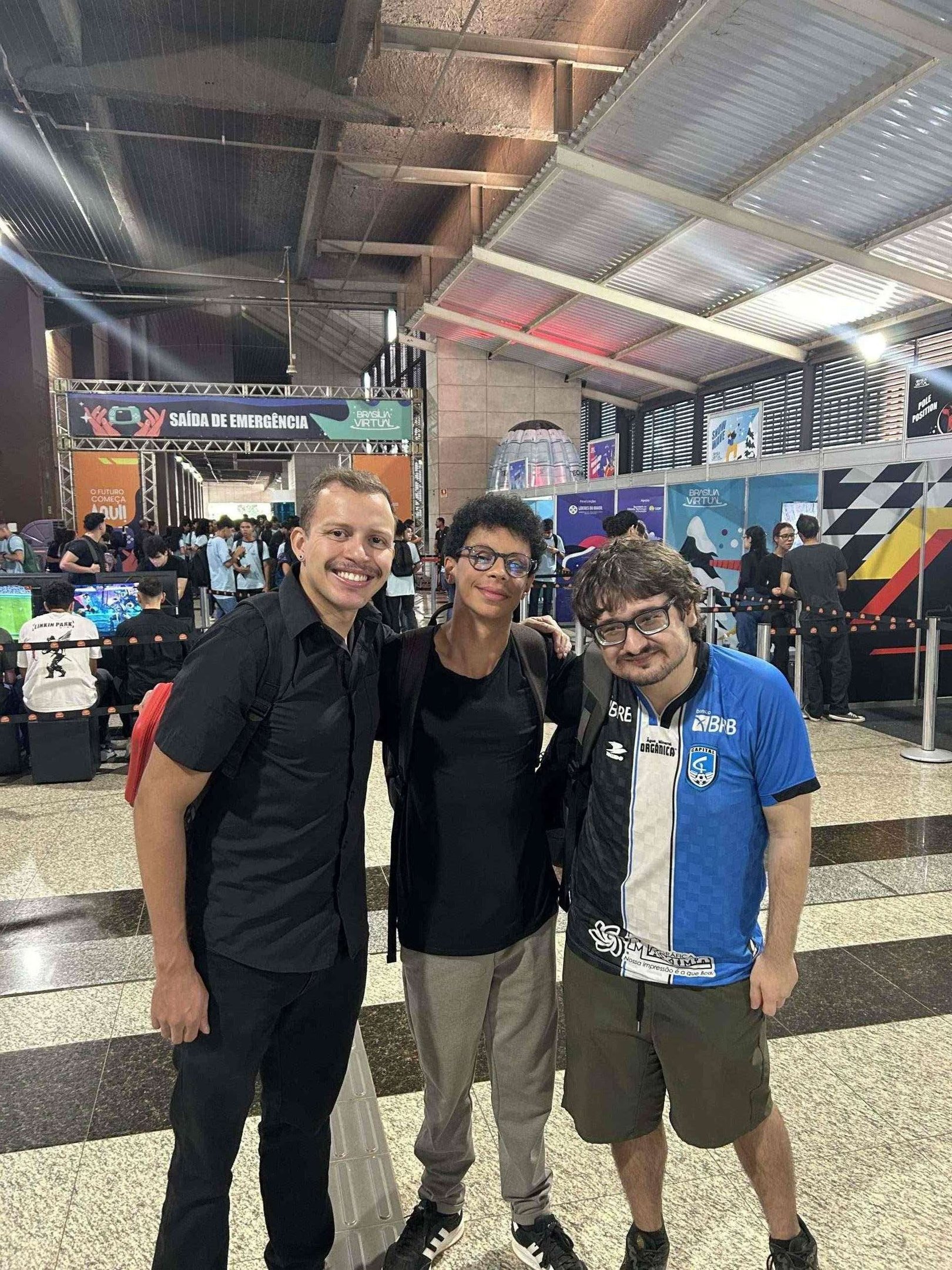 Amigos f&atilde;s de Pok&eacute;mon v&atilde;o ao campeonato presencial: Valdenor Pereira, 29 anos, Davi Guimar&atilde;es, 19 e Pedro Rodrigues, 29