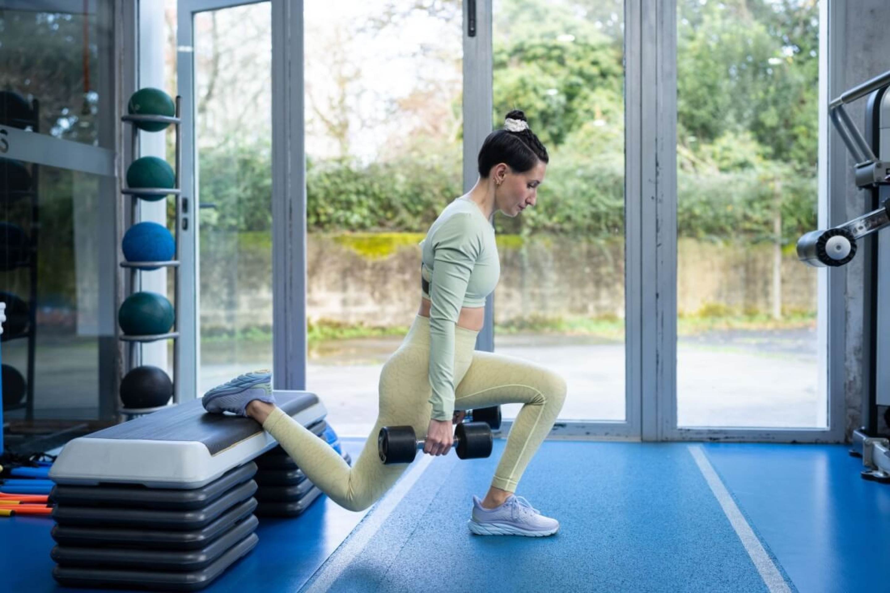 O agachamento búlgaro é uma opção completa para quem busca fortalecer os membros inferiores (Imagem: asilopezfotografia | Shutterstock) - (crédito: EdiCase) O agachamento búlgaro é uma opção completa para quem busca fortalecer os membros inferiores (Imagem: asilopezfotografia | Shutterstock) - (crédito: EdiCase)