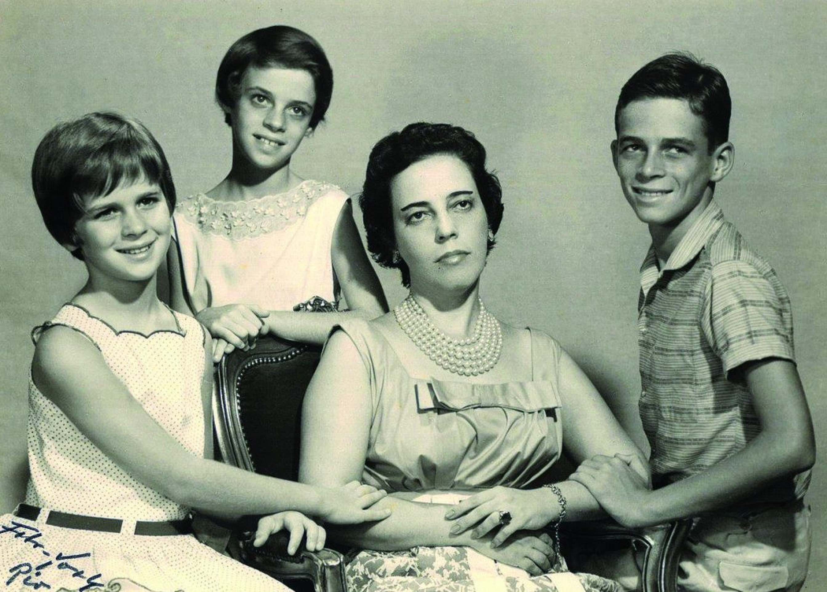 A estilista Zuzu Angel e os tr&ecirc;s filhos. O menino, Stuart Angel, foi assassinado pela ditadura militar. 