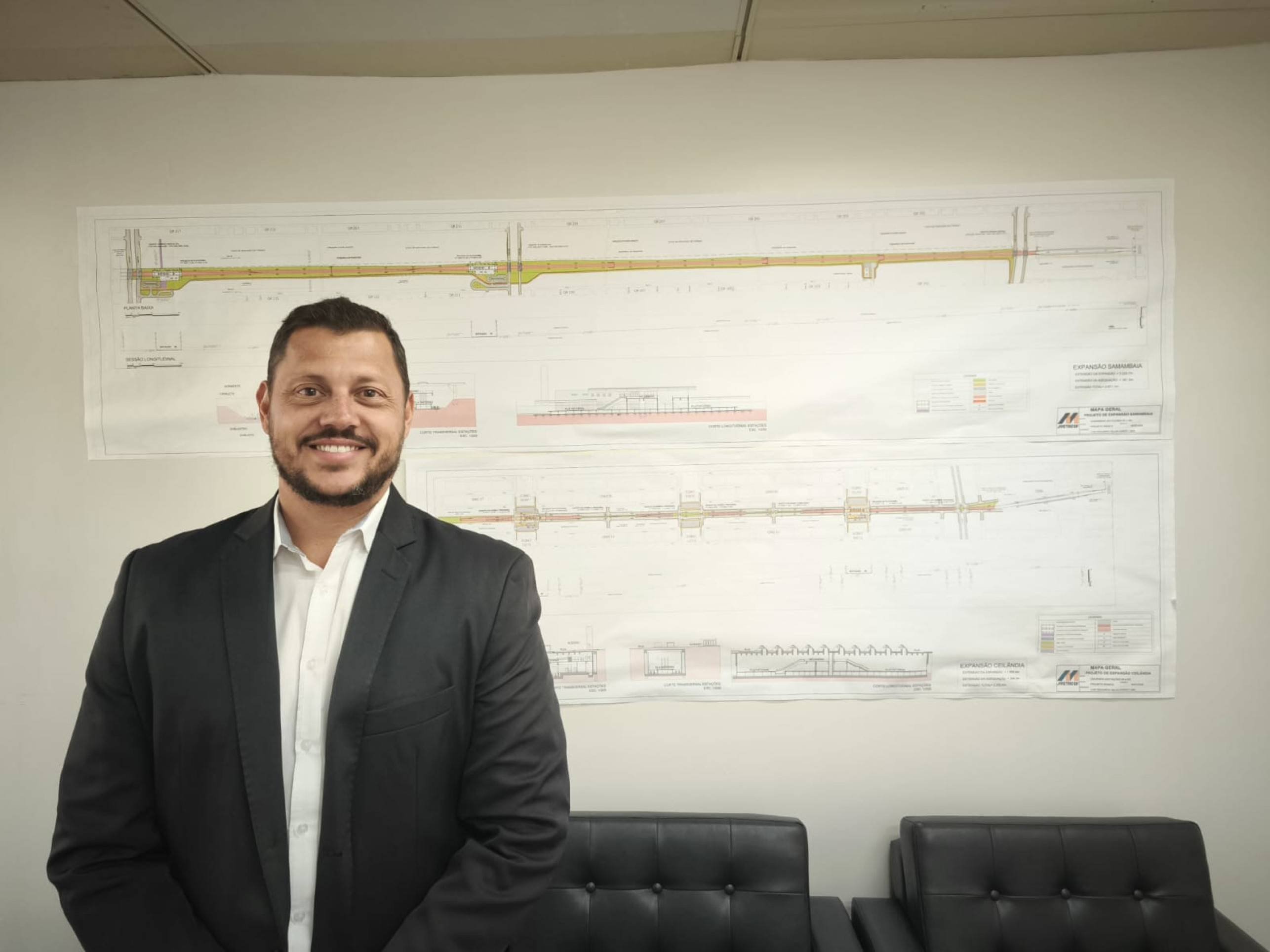 Diretor t&eacute;cnico do Metr&ocirc;-DF ao lado de mapas de expans&atilde;o das linhas de Samambaia e Ceil&acirc;ndia