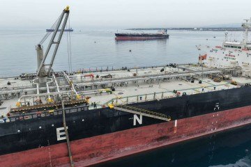 Petroleiro de bandeira grega é carregado no litoral mediterrâneo da Síria com óleo do Iraque: importadores e exportadores buscam rotas alternativas  -  (crédito: Kawnat Haju/AFP)