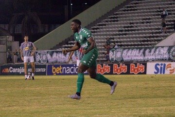 O zagueiro Zulu marcou o primeiro gol na temporada e decretou a virada do Gama no Bezerrão -  (crédito: Diller Abreu/FFDF)