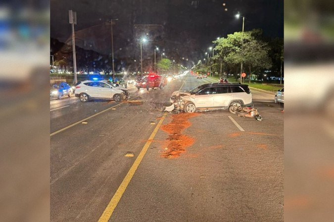 Colisão frontal entre carros causa transtorno no trânsito no Eixão Sul - (crédito: Reprodução/CBMDF) Colisão frontal entre carros causa transtorno no trânsito no Eixão Sul - (crédito: Reprodução/CBMDF)