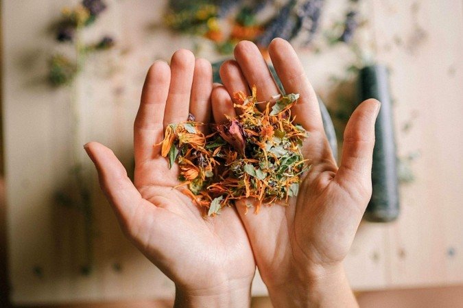 O uso de chás, ervas e suplementos sem orientação profissional pode mascarar sintomas importantes. - (crédito: Reprodução/Canva) O uso de chás, ervas e suplementos sem orientação profissional pode mascarar sintomas importantes. - (crédito: Reprodução/Canva)