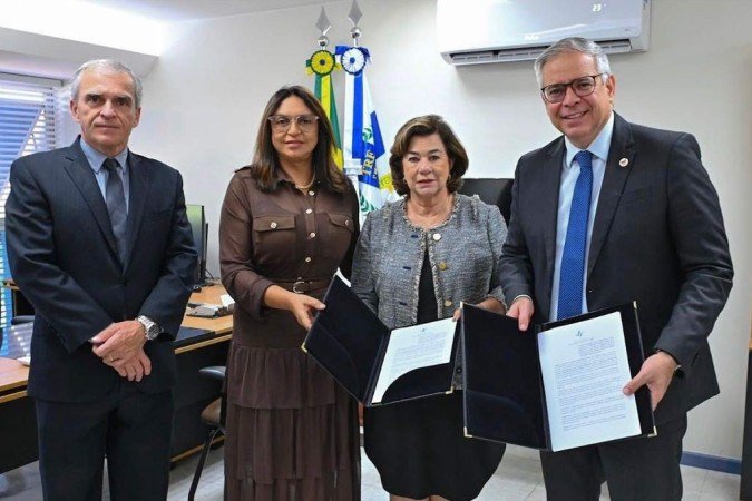 A OAB/DF e o Tribunal Regional Federal da 1ª Região (TRF1) firmaram Acordo de Cooperação Técnica com o propósito de aprimorar atividades educacionais para a valorização profissional de mulheres. O termo foi assinado pelo presidente da seccional, Paulo Maurício Siqueira, Poli, e pela vice-presidente do TRF1, desembargadora federal Gilda Sigmarinha Seixas, com a presença da diretora de Mulheres da OAB-DF, Nildete Santana de Oliveira