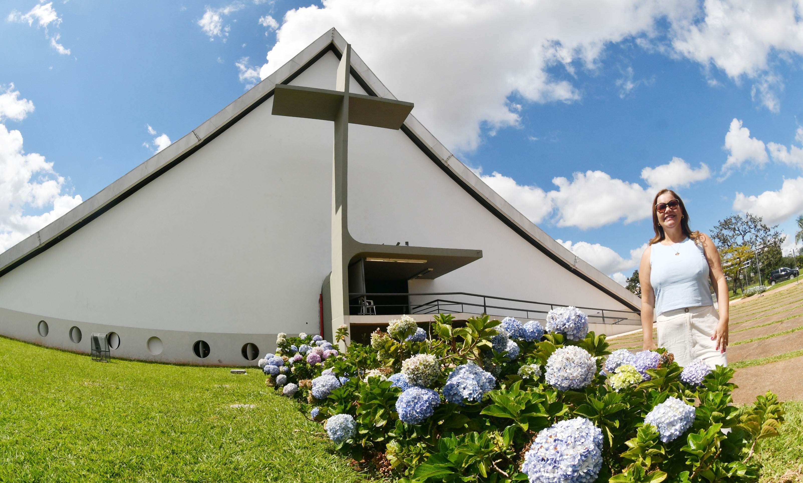 Adriana veio de Alagoas e visitou a Catedral Rainha da Paz. 