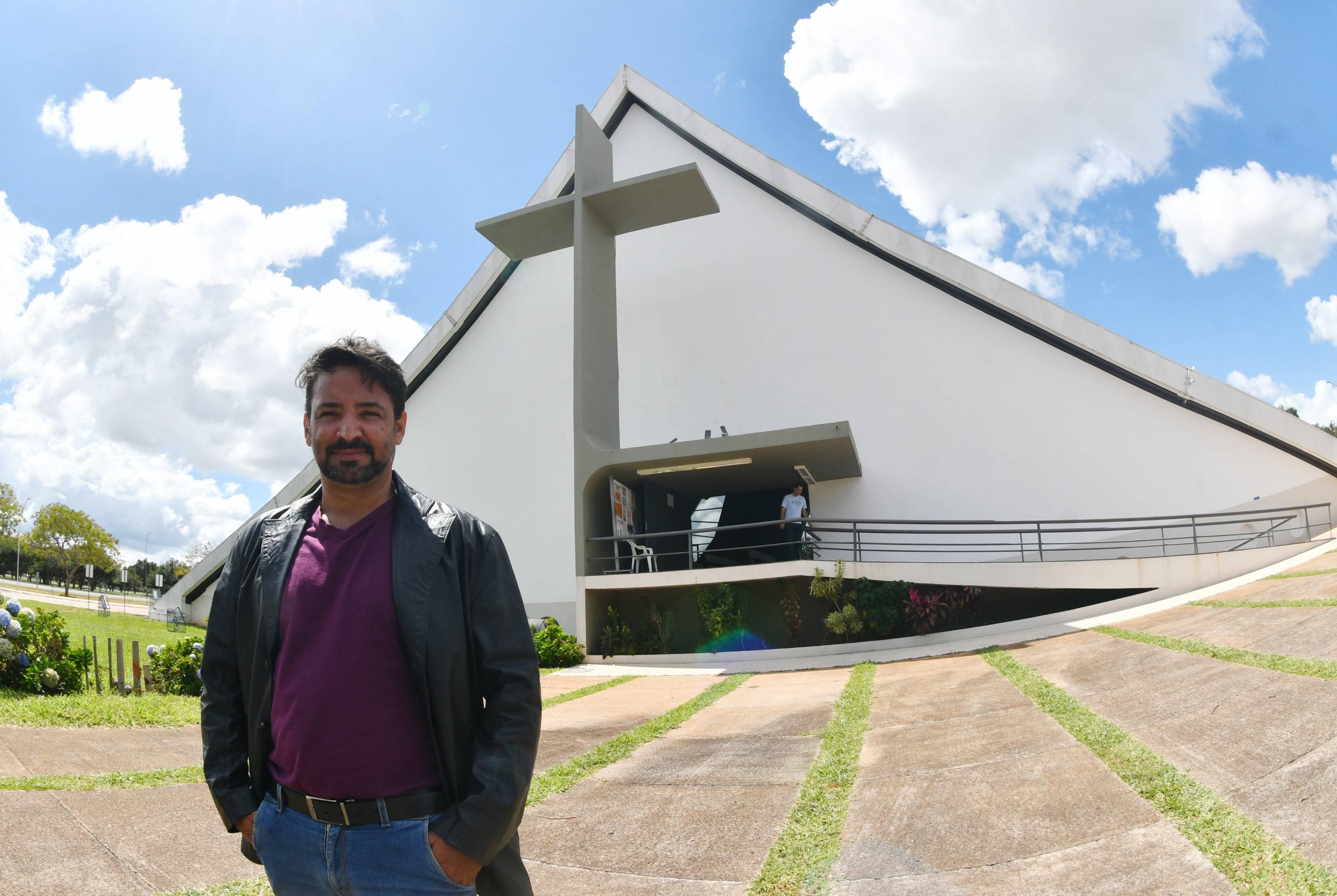 Eduardo, al&eacute;m de taxista, sempre vira guia tur&iacute;stico para os visitantes
