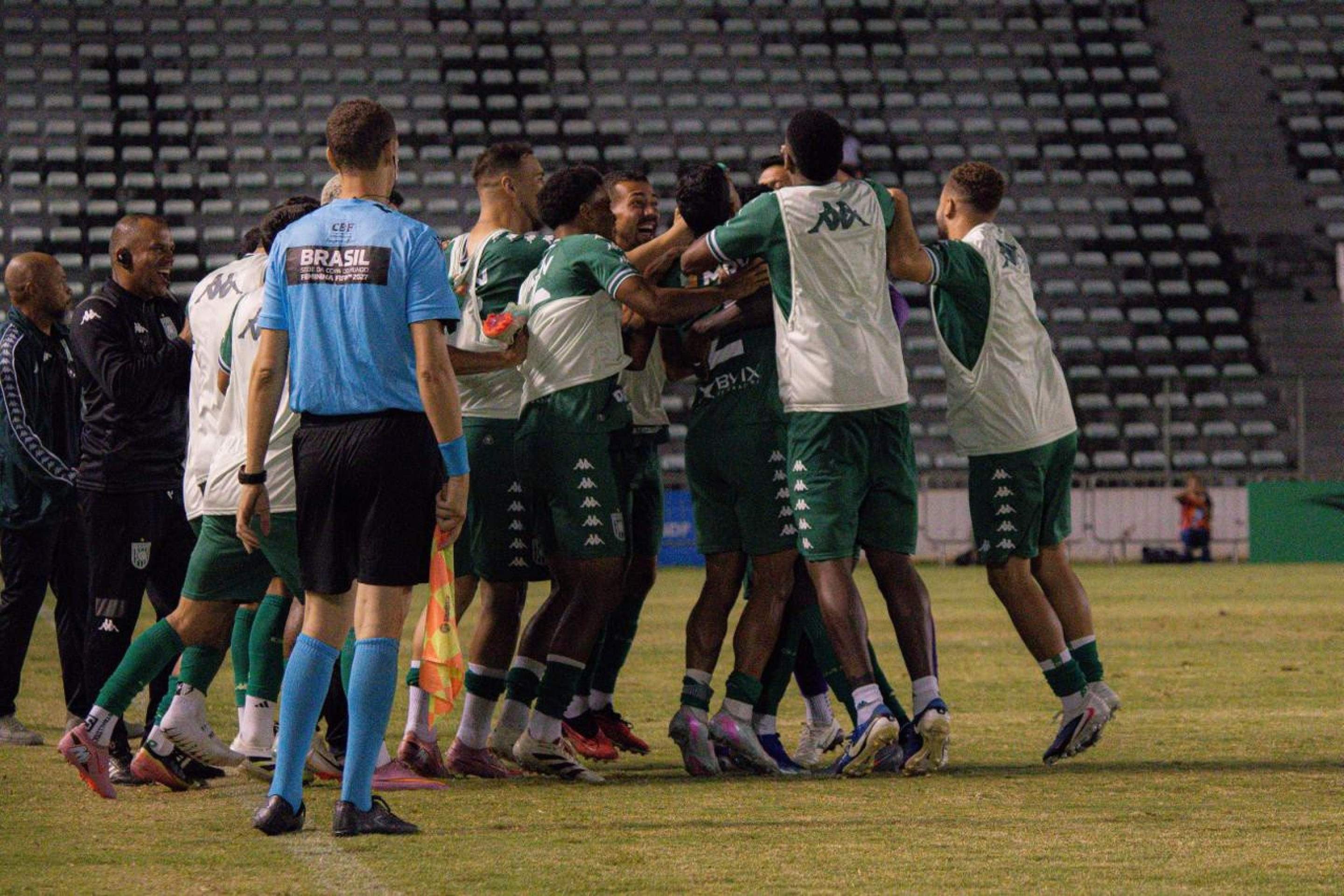 Vinte jogos e contando: jogadores do Gama celebram vit&oacute;ria e manuten&ccedil;&atilde;o da invencibilidade