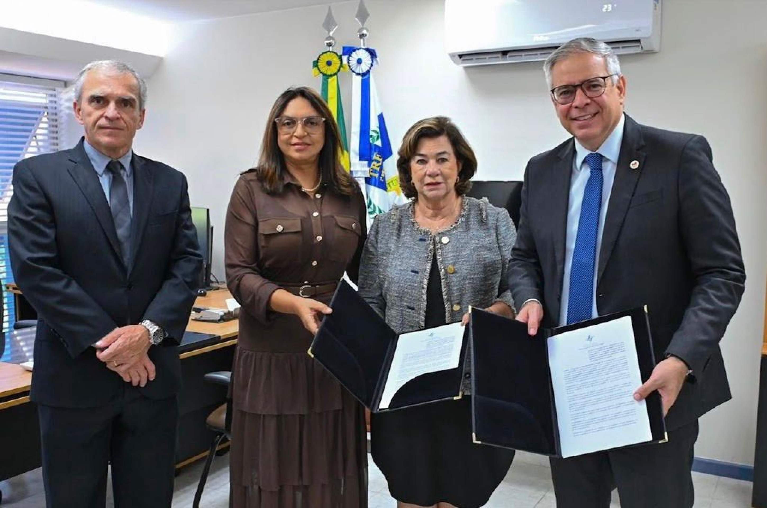 A OAB/DF e o Tribunal Regional Federal da 1&ordf; Regi&atilde;o (TRF1) firmaram Acordo de Coopera&ccedil;&atilde;o T&eacute;cnica com o prop&oacute;sito de aprimorar atividades educacionais para a valoriza&ccedil;&atilde;o profissional de mulheres. O termo foi assinado pelo presidente da seccional, Paulo Maur&iacute;cio Siqueira, Poli, e pela vice-presidente do TRF1, desembargadora federal Gilda Sigmarinha Seixas, com a presen&ccedil;a da diretora de Mulheres da OAB-DF, Nildete Santana de Oliveira