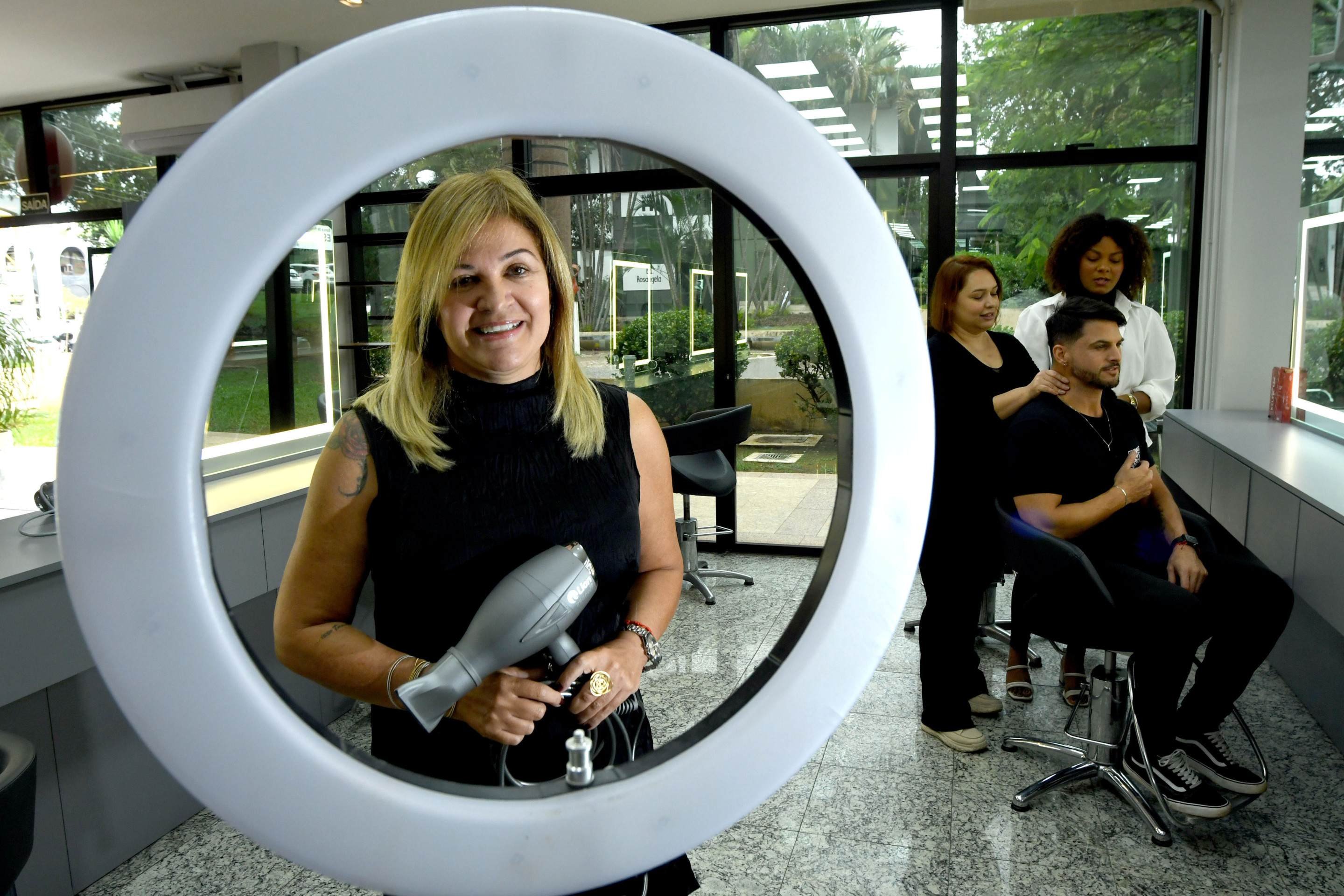  16/04/2026 Cr&eacute;dito: Marcelo Ferreira/CB/D.A Press. Brasil. Bras&iacute;lia - DF -  Anivers&aacute;rio de Bras&iacute;lia,  Karine Cavalcanti propriet&aacute;ria do RED HAIR MAKEUP