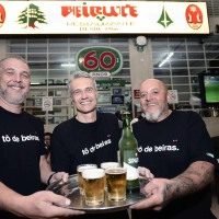  16/04/2026. Cr&eacute;dito: Minervino J&uacute;nior/CB/D.A Press. Brasil.  Brasilia - DF. Exposi&ccedil;&atilde;o no bar Beirute em comemora&ccedil;&atilde;o aos 60 anos. Francisco Marinho, Em&iacute;lio Marinho e Marcelo Marinho. Fam&iacute;lia propriet&aacute;roa do Beirute -  (crédito:  Minervino J&uacute;nior/CB)