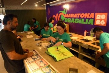 Participantes retiram kits para o evento no Conjunto Nacional -  (crédito: Marcelo Ferreira/CB/D.A Press)