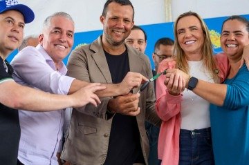 Governadora Celina Leão entregou, nesta quinta-feira (16/4/2026), 15 novos micro-ônibus que vão atender o Paranoá e o Itapoã -  (crédito: Renato Alves/Agência Brasília)