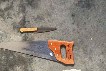  Uma faca, um serrote e roupas usadas pelo suspeito foram apreendidos -  (crédito: Divulgação/PMMG)