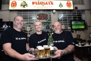  16/04/2026. Cr&eacute;dito: Minervino J&uacute;nior/CB/D.A Press. Brasil.  Brasilia - DF. Exposi&ccedil;&atilde;o no bar Beirute em comemora&ccedil;&atilde;o aos 60 anos. Francisco Marinho, Em&iacute;lio Marinho e Marcelo Marinho. Fam&iacute;lia propriet&aacute;roa do Beirute -  (crédito:  Minervino J&uacute;nior/CB)