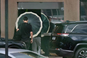 Para evitar identificação pela imprensa, os familiares utilizaram guarda-chuvas ao chegar ao local - (crédito: ED ALVES/CB/D.A.Press) Para evitar identificação pela imprensa, os familiares utilizaram guarda-chuvas ao chegar ao local - (crédito: ED ALVES/CB/D.A.Press)