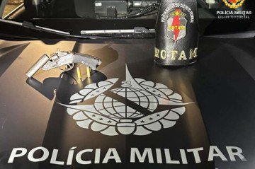 O revolver e as munições foram apreendidos e levados à delegacia junto ao dono -  (crédito: Divulgação/PMDF)