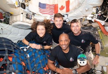 Tripulação do Artemis II: a especialista de missão Christina Koch; o especialista de missão Jeremy Hansen; o comandante Reid Wiseman; e o piloto Victor Glover  -  (crédito: NASA/Divulgação ) -Tripulação do Artemis II: a especialista de missão Christina Koch; o especialista de missão Jeremy Hansen; o comandante Reid Wiseman; e o piloto Victor Glover  -  (crédito: NASA/Divulgação )