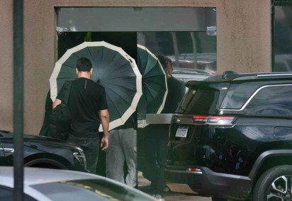 Para evitar identificação pela imprensa, os familiares utilizaram guarda-chuvas ao chegar ao local -  (crédito: ED ALVES/CB/D.A.Press) -Para evitar identificação pela imprensa, os familiares utilizaram guarda-chuvas ao chegar ao local -  (crédito: ED ALVES/CB/D.A.Press)