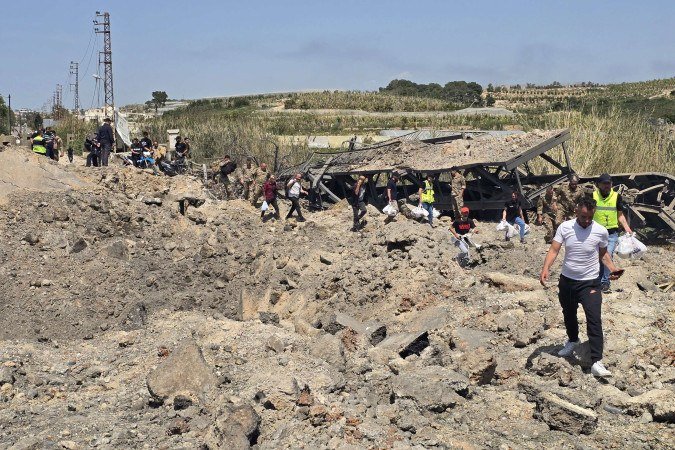Ponte Qasmieh,uma das principais vias de liga&ccedil;&atilde;o do sul do L&iacute;bano com o resto do pa&iacute;s, transformada em destro&ccedil;os, ap&oacute;s bombardeio 
