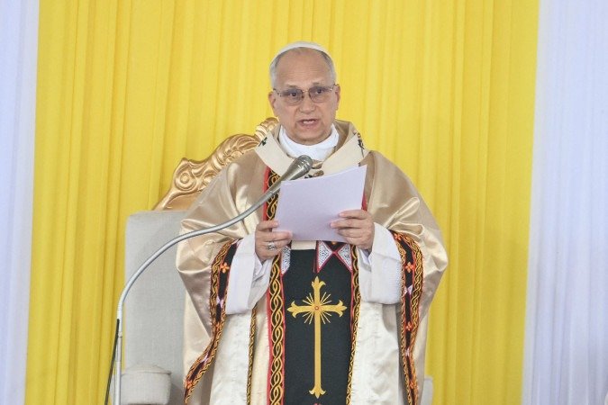 O pontífice celebra missa nos Camarões: críticas aos gastos com guerras