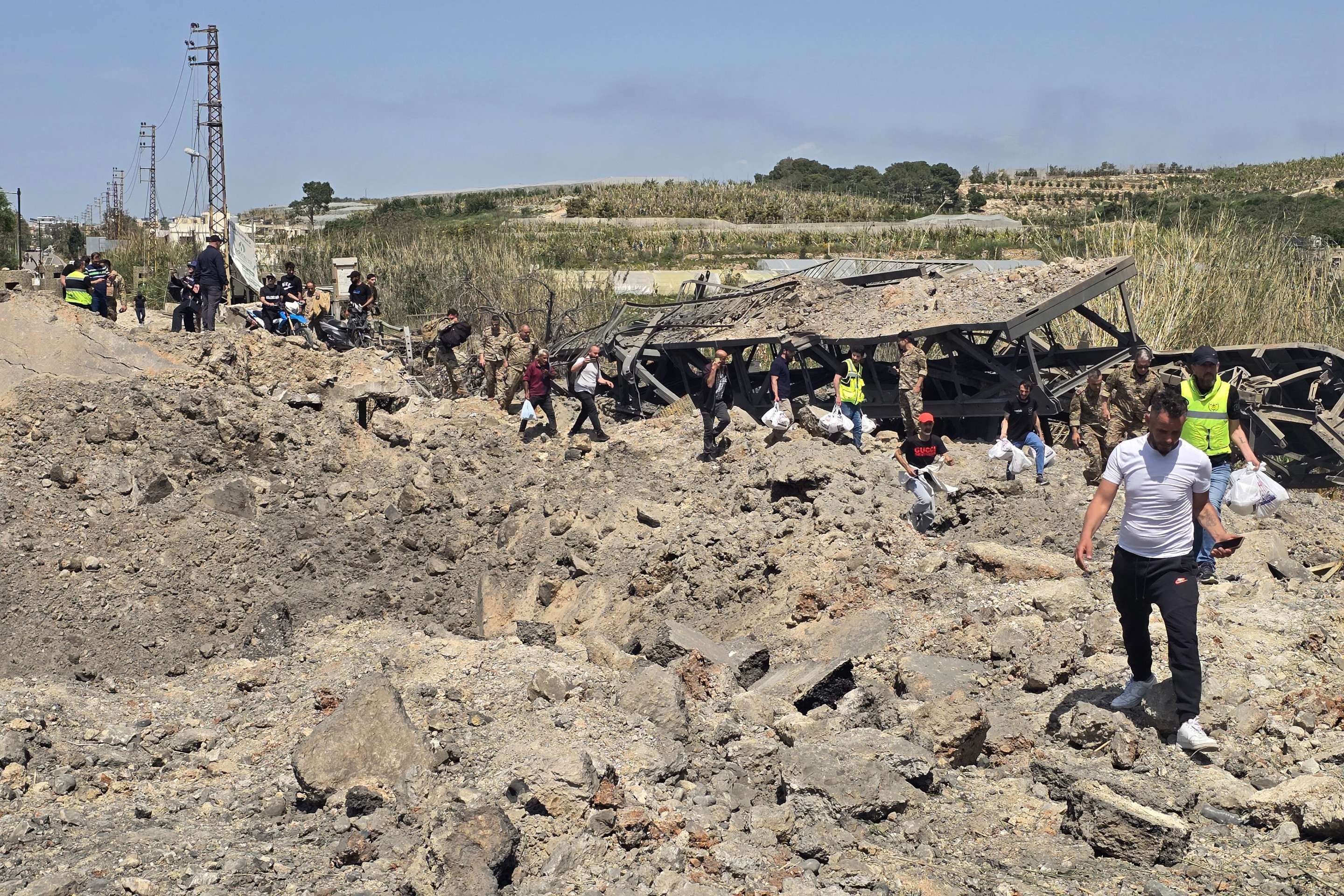 Ponte Qasmieh,uma das principais vias de liga&ccedil;&atilde;o do sul do L&iacute;bano com o resto do pa&iacute;s, transformada em destro&ccedil;os, ap&oacute;s bombardeio 