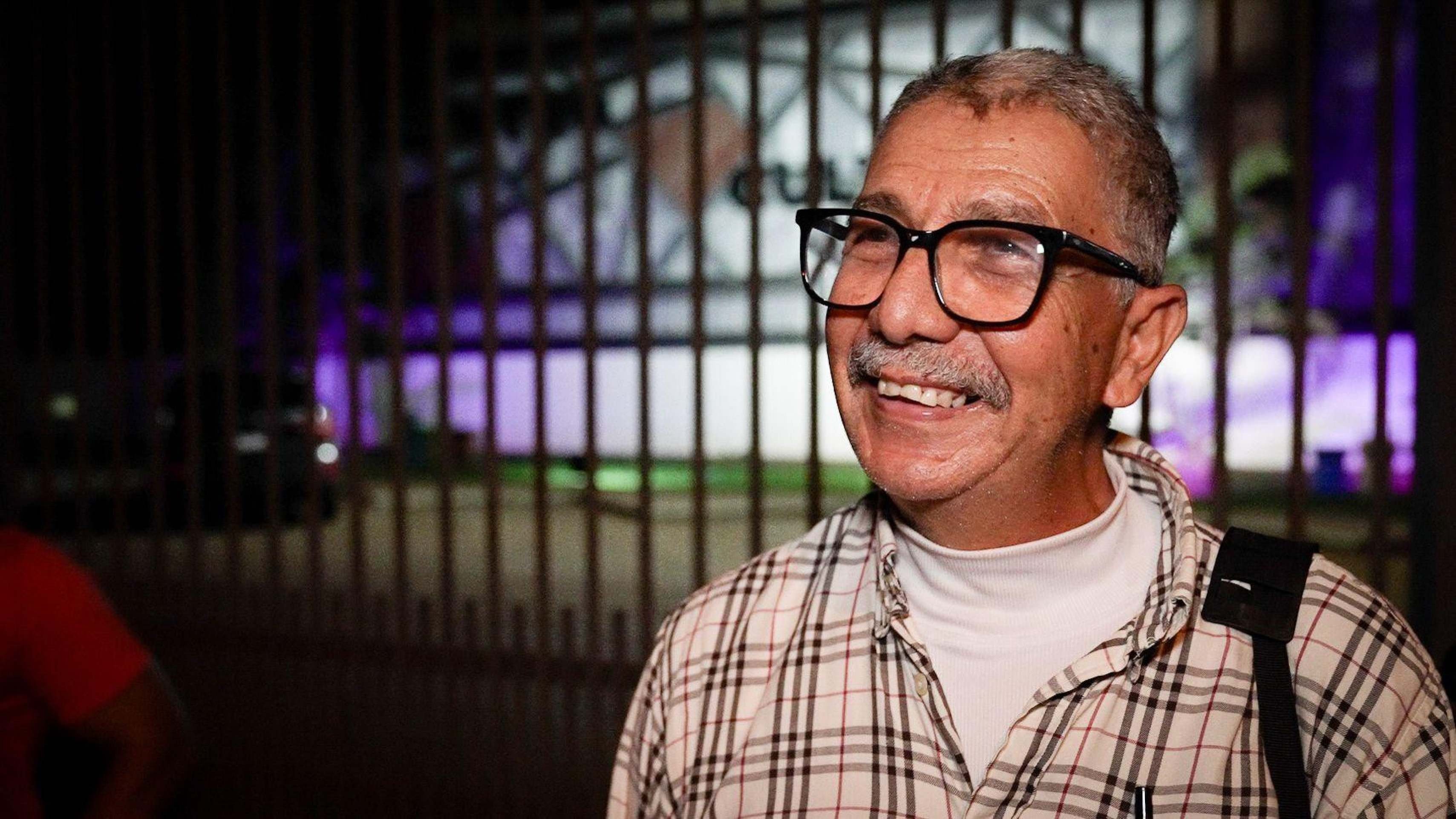 Fila com brasileiros vira a madrugada em Ciudad del Este, no Paraguai -  (crédito: Fernando Otto/BBC)