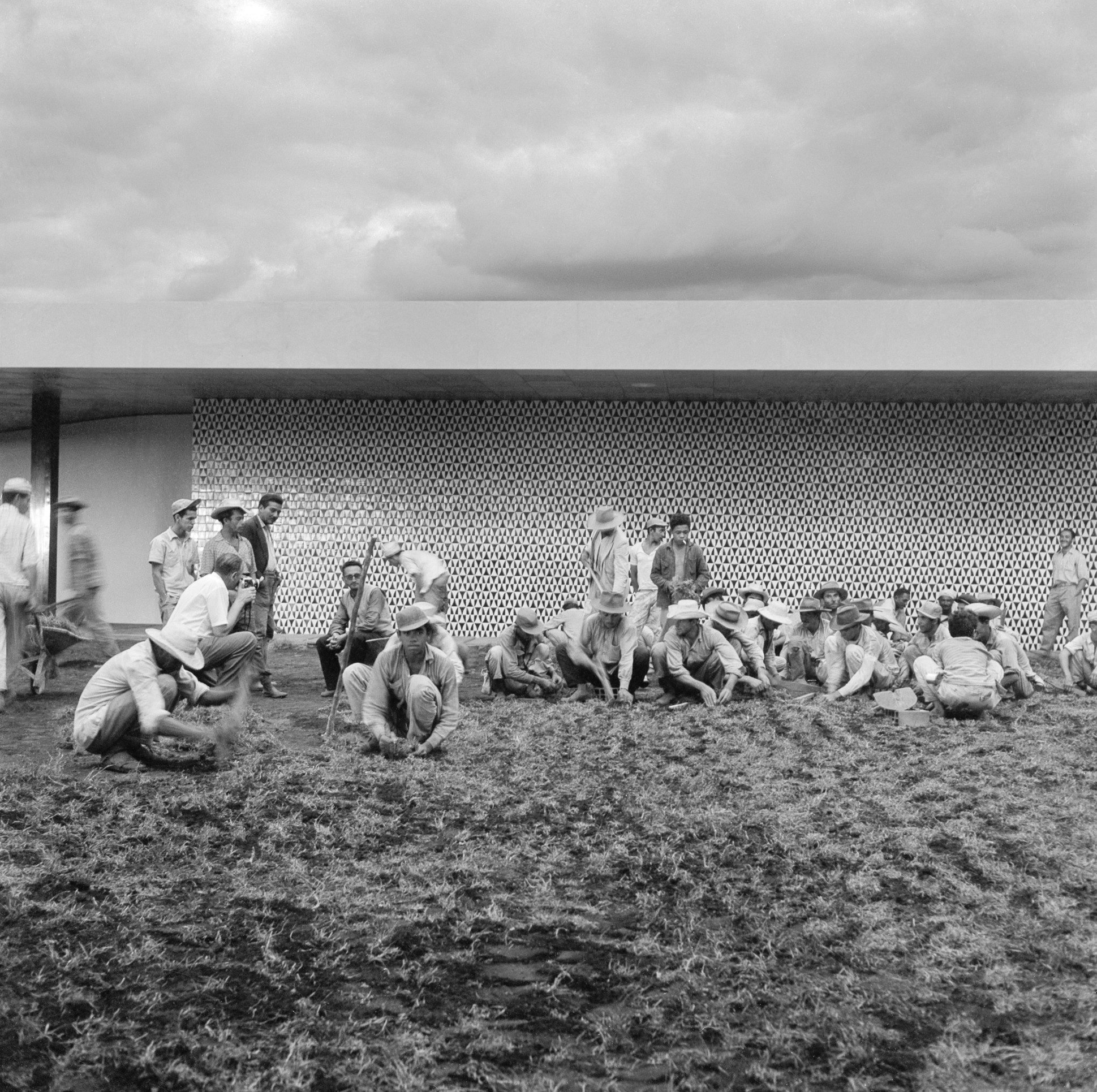 Pal&aacute;cio do Planalto (acima); trabalhadores plantam grama em frente ao Bras&iacute;lia Palace Hotel; JK conversa com Israel Pinheiro no aeroporto