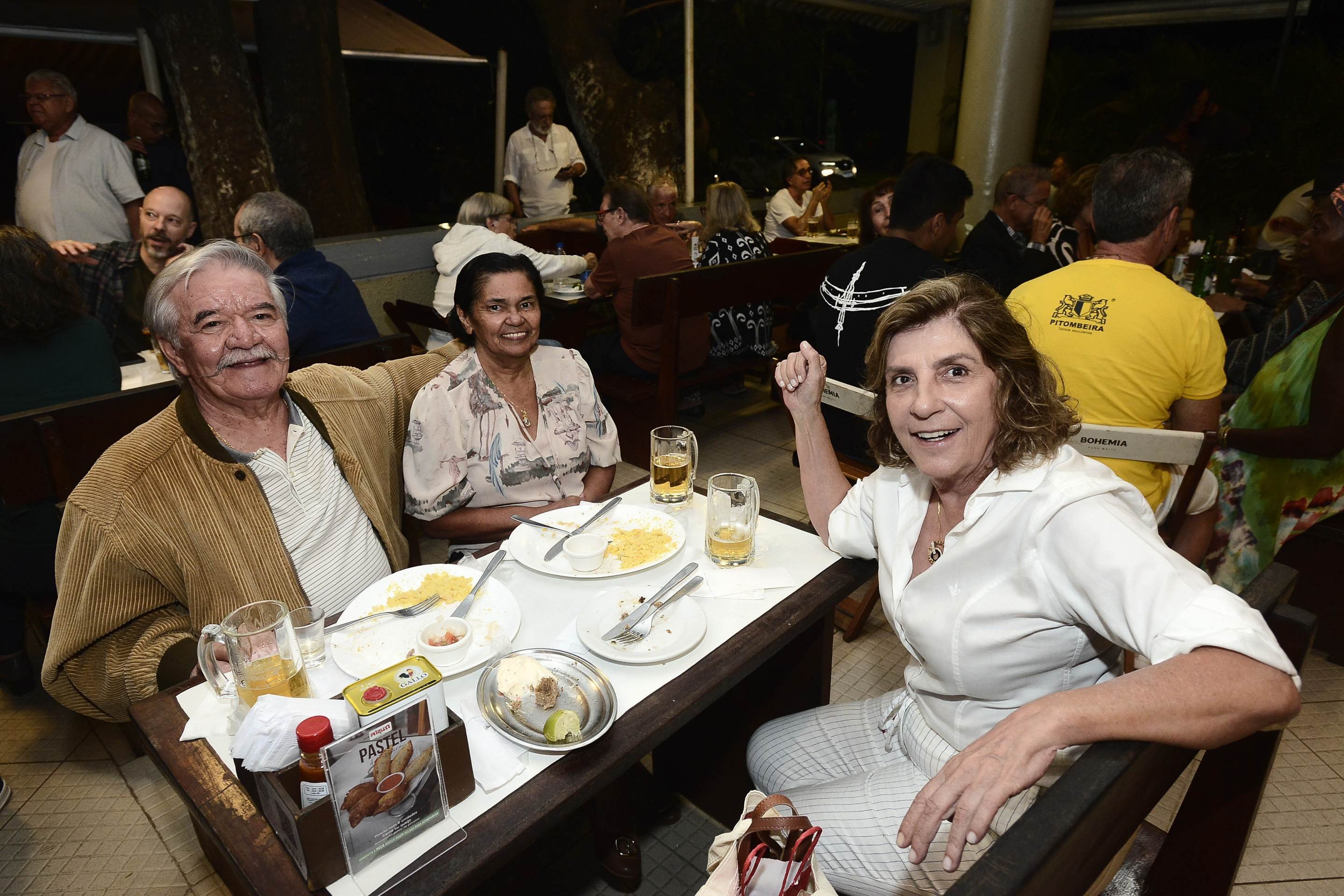  Jos&eacute; e Jacinta Dias com a amiga, In&ecirc;s Santos: ass&iacute;duos