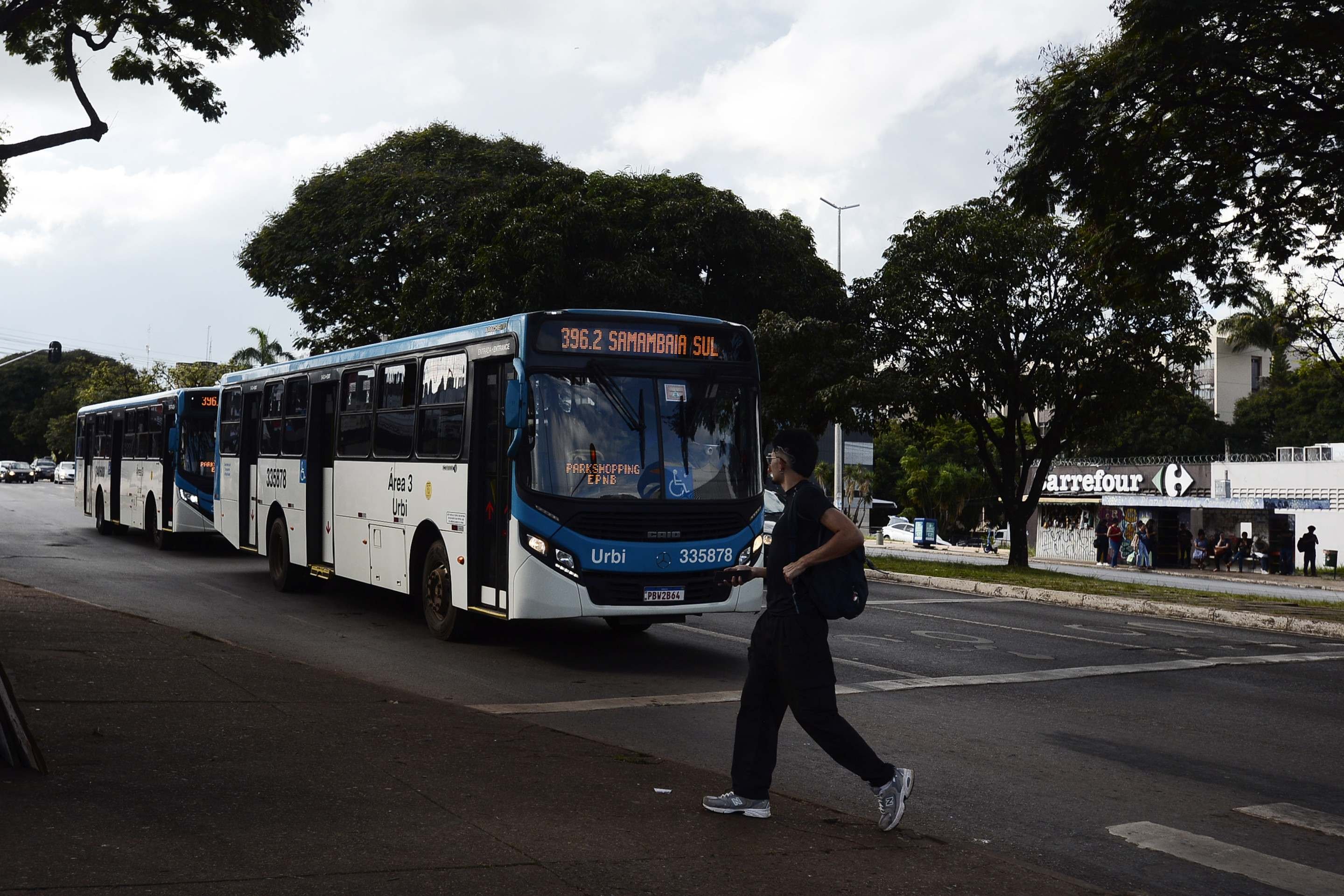 A Secretaria de Transporte e Mobilidade do Distrito Federal (Semob) calcula que a W3 Sul recebe 122 linhas de &ocirc;nibus e a W3 Norte, 108