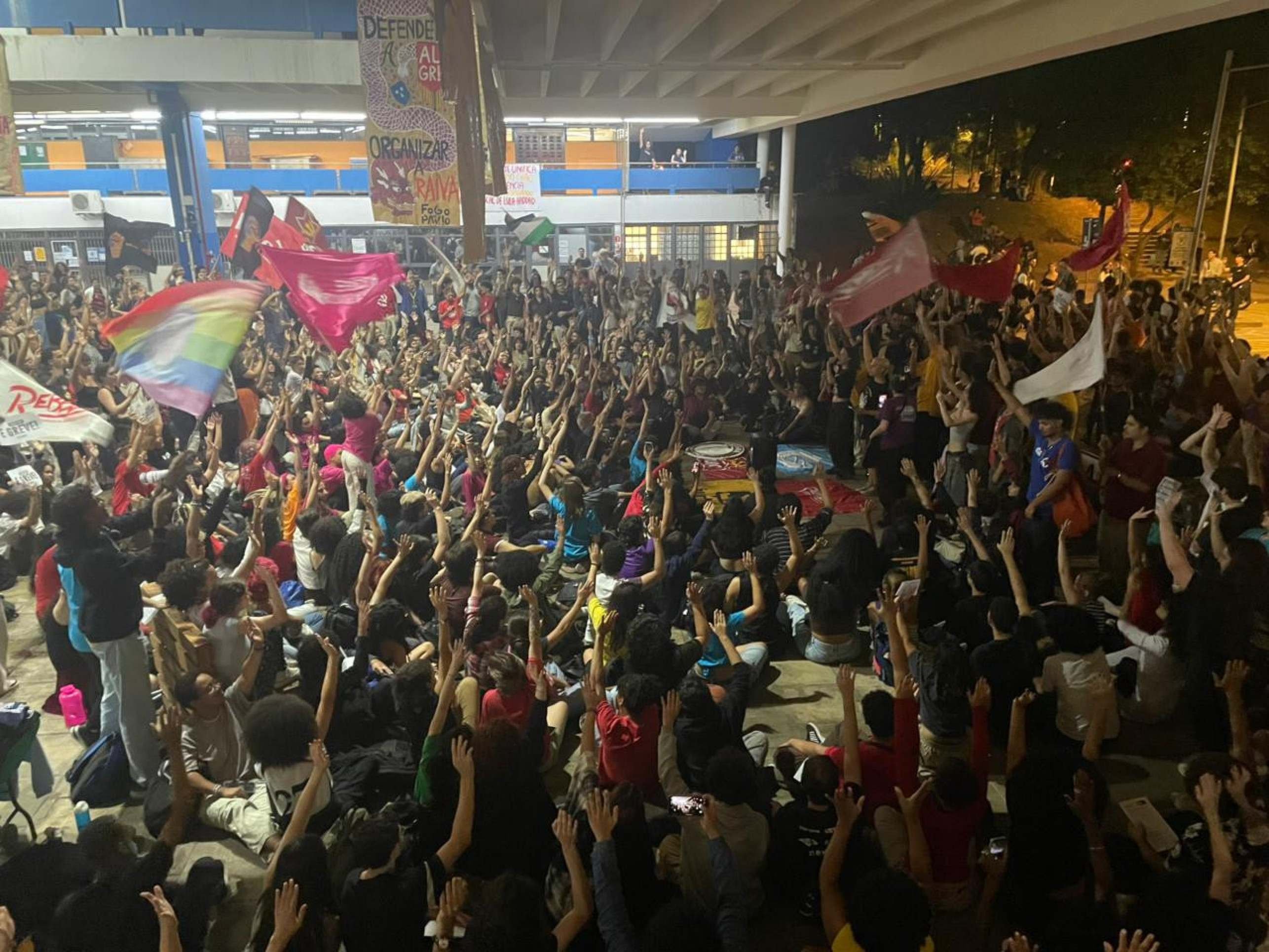 Estudantes da USP aprovam greve greve unificada com funcionários