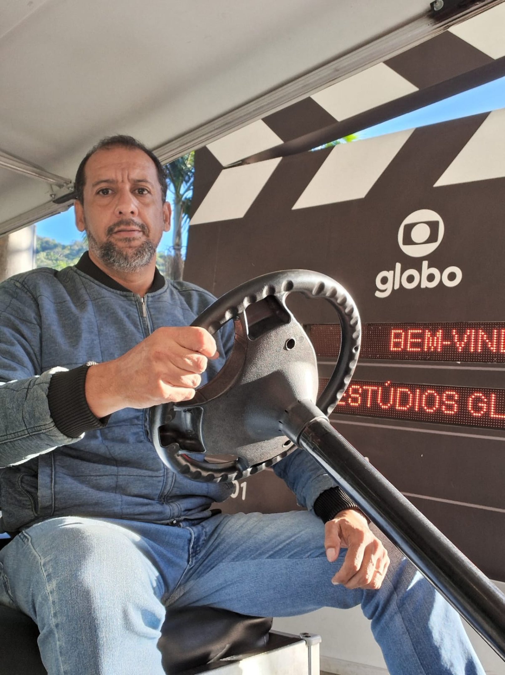 Vinicius Soares dirige os carrinhos el&eacute;tricos dos Est&uacute;dios Globo